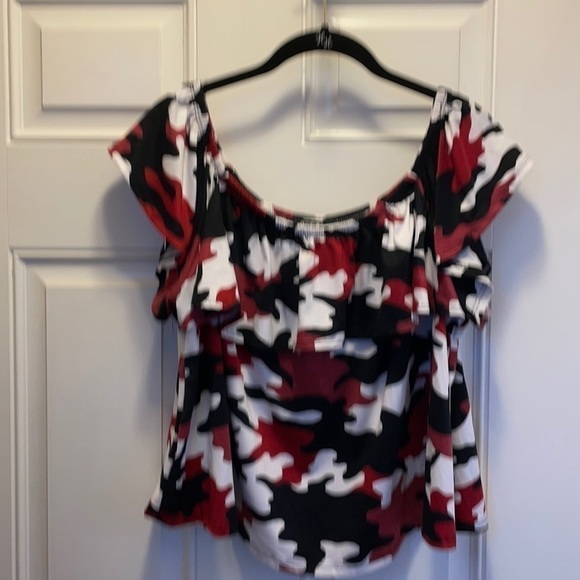 𝅺ARABELLA black/white/wine camo ruffle neckline crop top. 2X - Picture 4 of 7